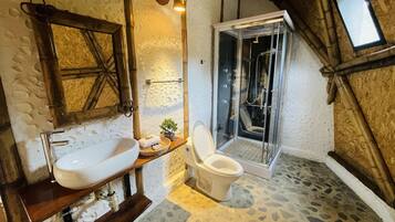 Bungalow presidencial, varias camas, bañera de hidromasaje, vistas a la montaña | Restaurante para parejas