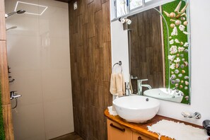 Een haardroger, handdoeken, zeep, shampoo