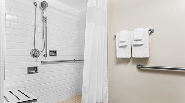 Douche, sĂšche-cheveux, serviettes fournies, savon