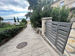 Property grounds - Studio with terrace and air conditioning (Dramalj)