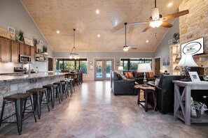 Interior - Solar Eclipse•Chula Vista•Sleeps31•Heated Pool•PingPong•FREE Frio@Concan VIP (Concan)