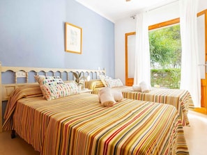 3 slaapkamers, een strijkplank/strijkijzer, internet, beddengoed