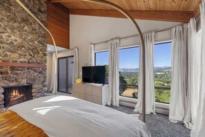 6 bedrooms, iron/ironing board, WiFi, bed sheets