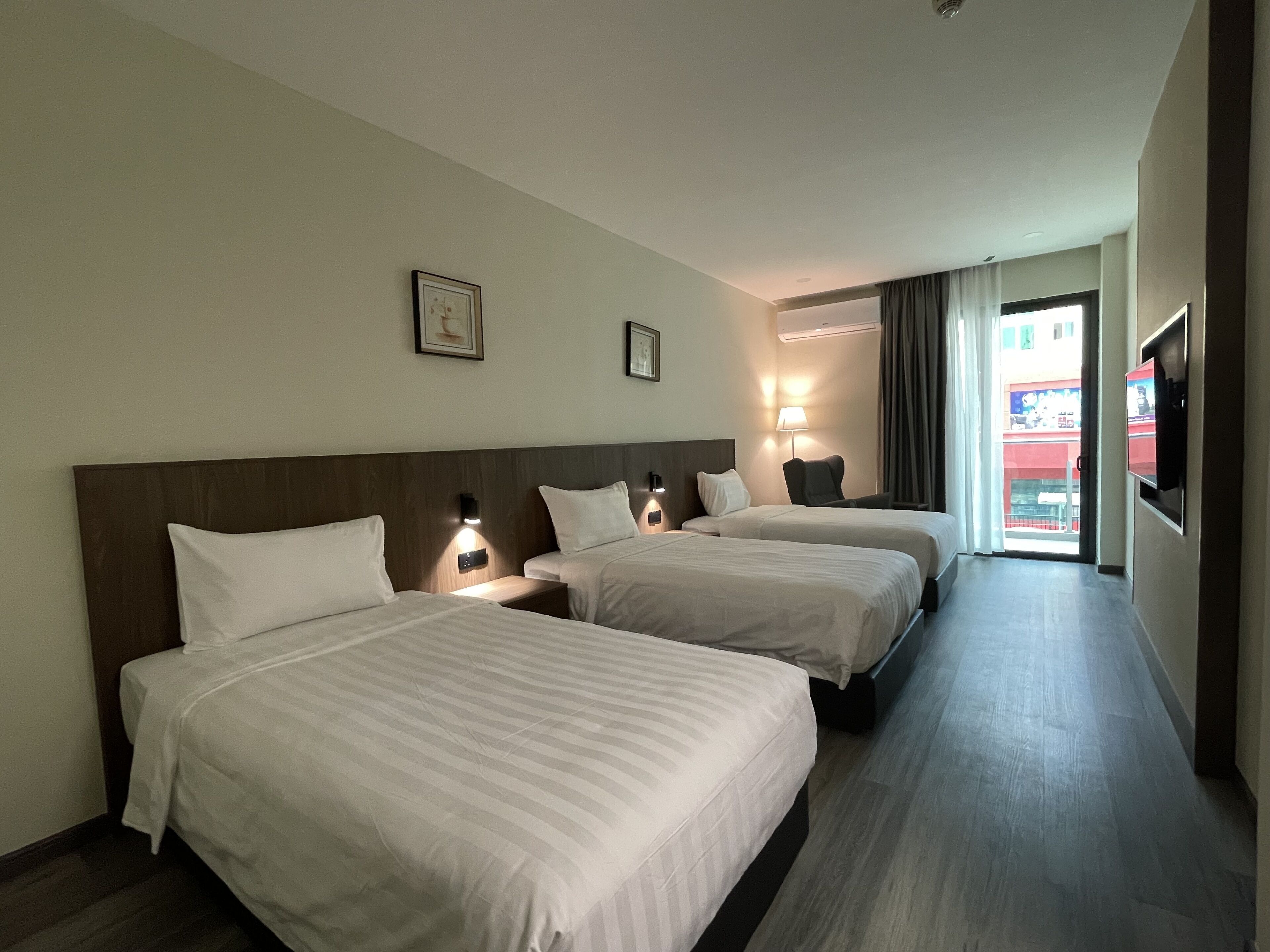 Tripla Superior | Una scrivania, postazione laptop, tende oscuranti, ferro/asse da stiro