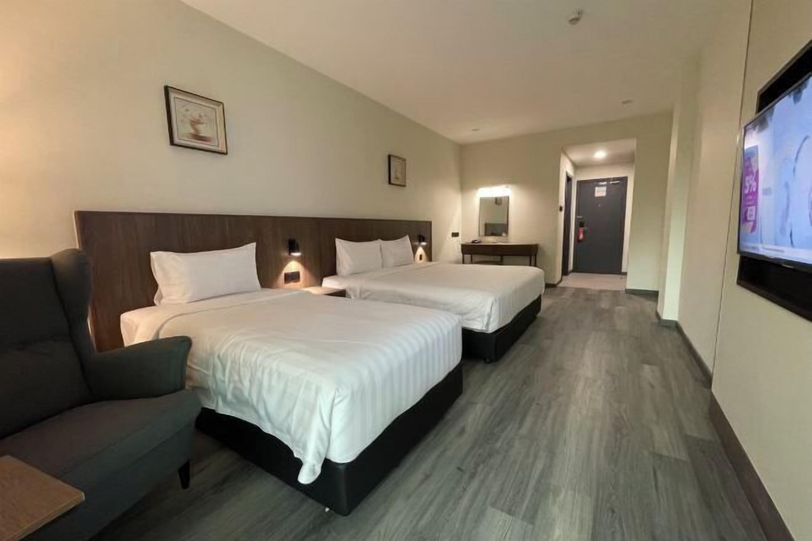 Una scrivania, postazione laptop, tende oscuranti, ferro/asse da stiro