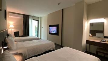 Tripla Superior | Una scrivania, postazione laptop, tende oscuranti, ferro/asse da stiro