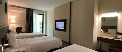 Habitación triple superior | Escritorio, espacio para trabajar con un portátil, cortinas opacas