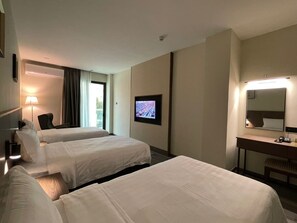 Tripla Superior | Una scrivania, postazione laptop, tende oscuranti, ferro/asse da stiro