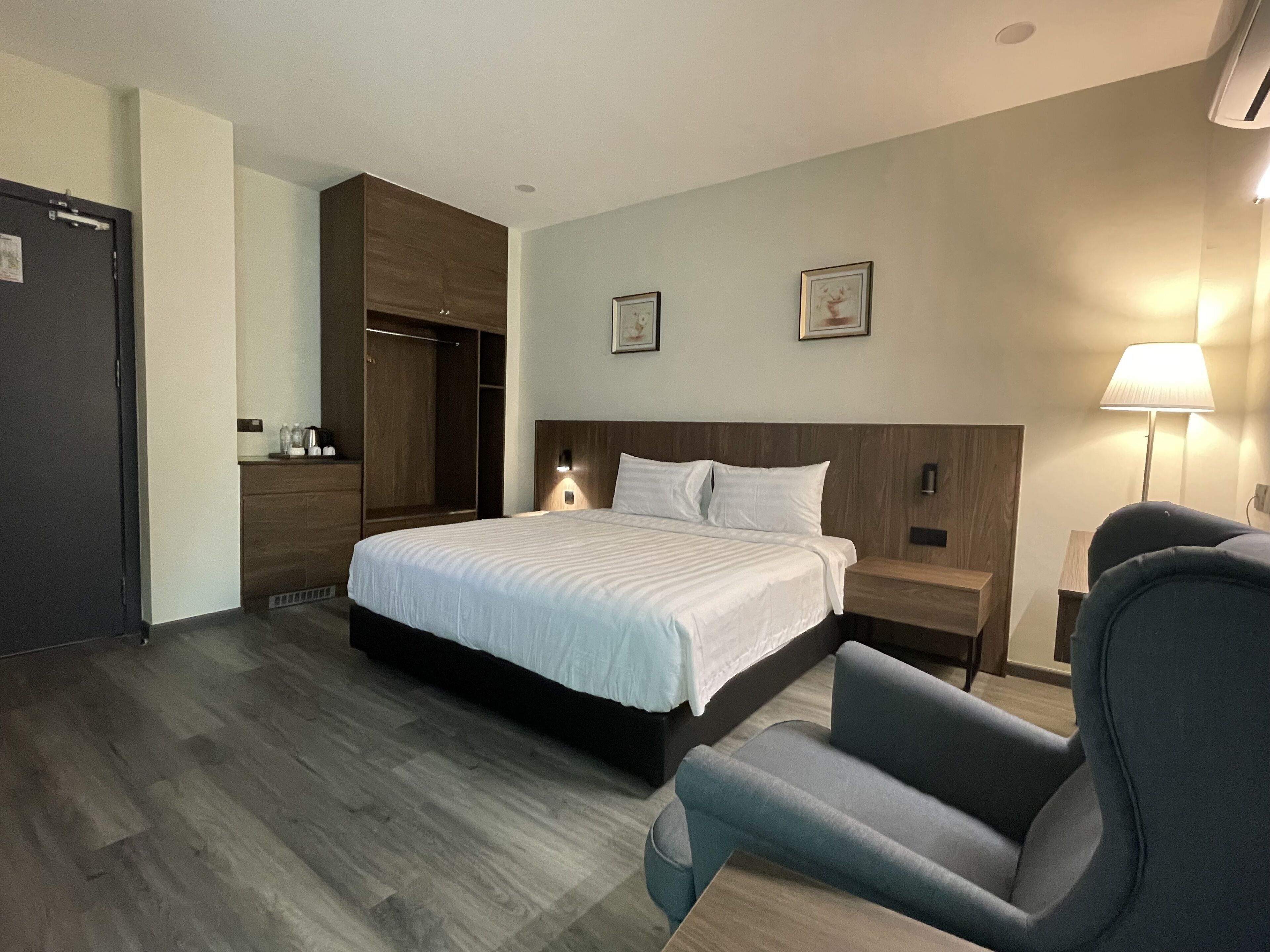 Deluxe Double Room | Meja, ruang kerja komputer riba, langsir/tirai gelap terus, kalis bunyi 