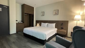 Deluxe Double Room | Meja, ruang kerja komputer riba, langsir/tirai gelap terus, kalis bunyi