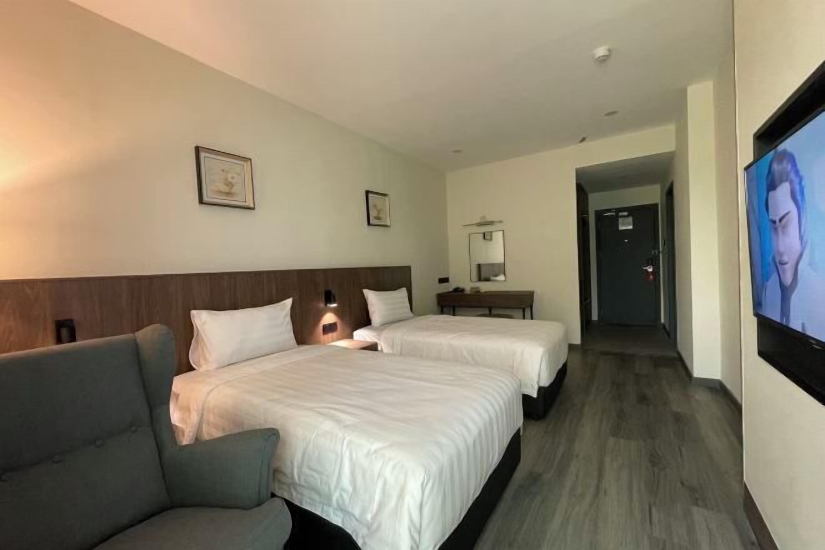 Una scrivania, postazione laptop, tende oscuranti, ferro/asse da stiro