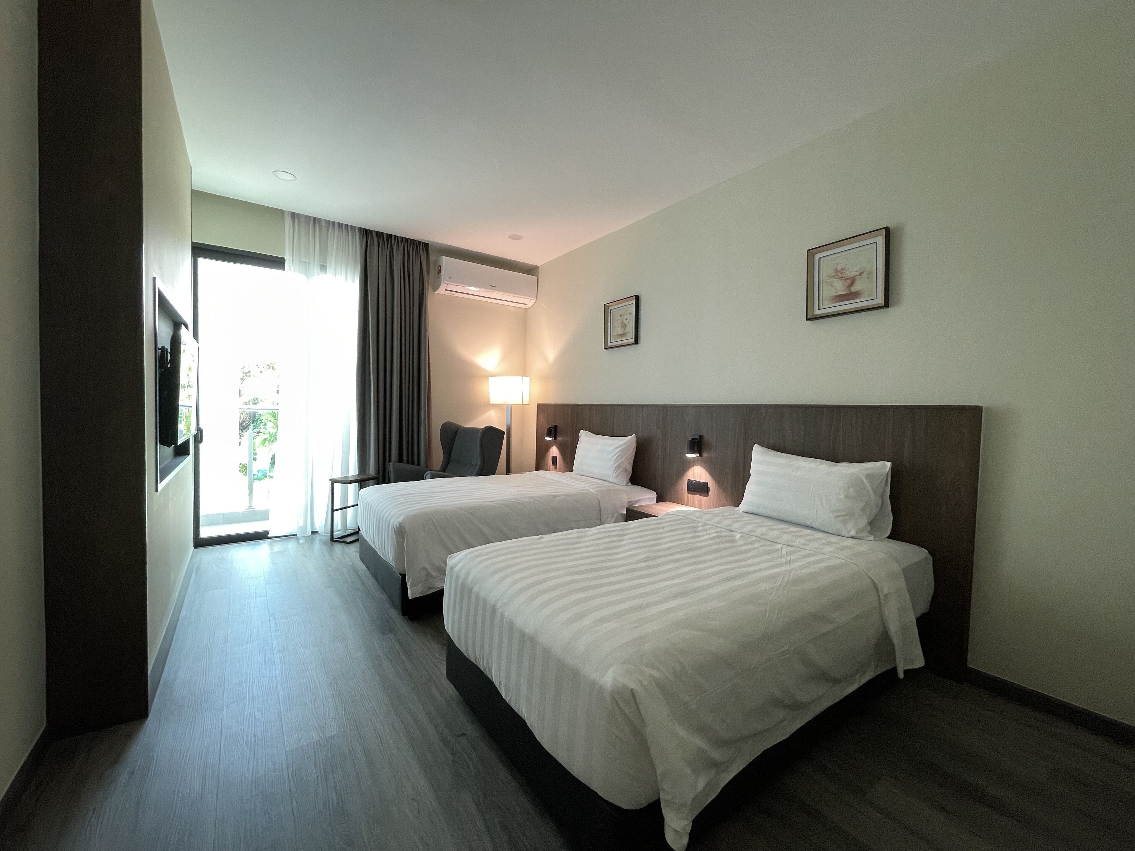 Camera Deluxe con 2 letti singoli | Una scrivania, postazione laptop, tende oscuranti, ferro/asse da stiro