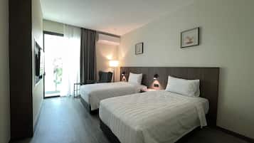 Deluxe Twin Room | Meja, ruang kerja komputer riba, langsir/tirai gelap terus, kalis bunyi