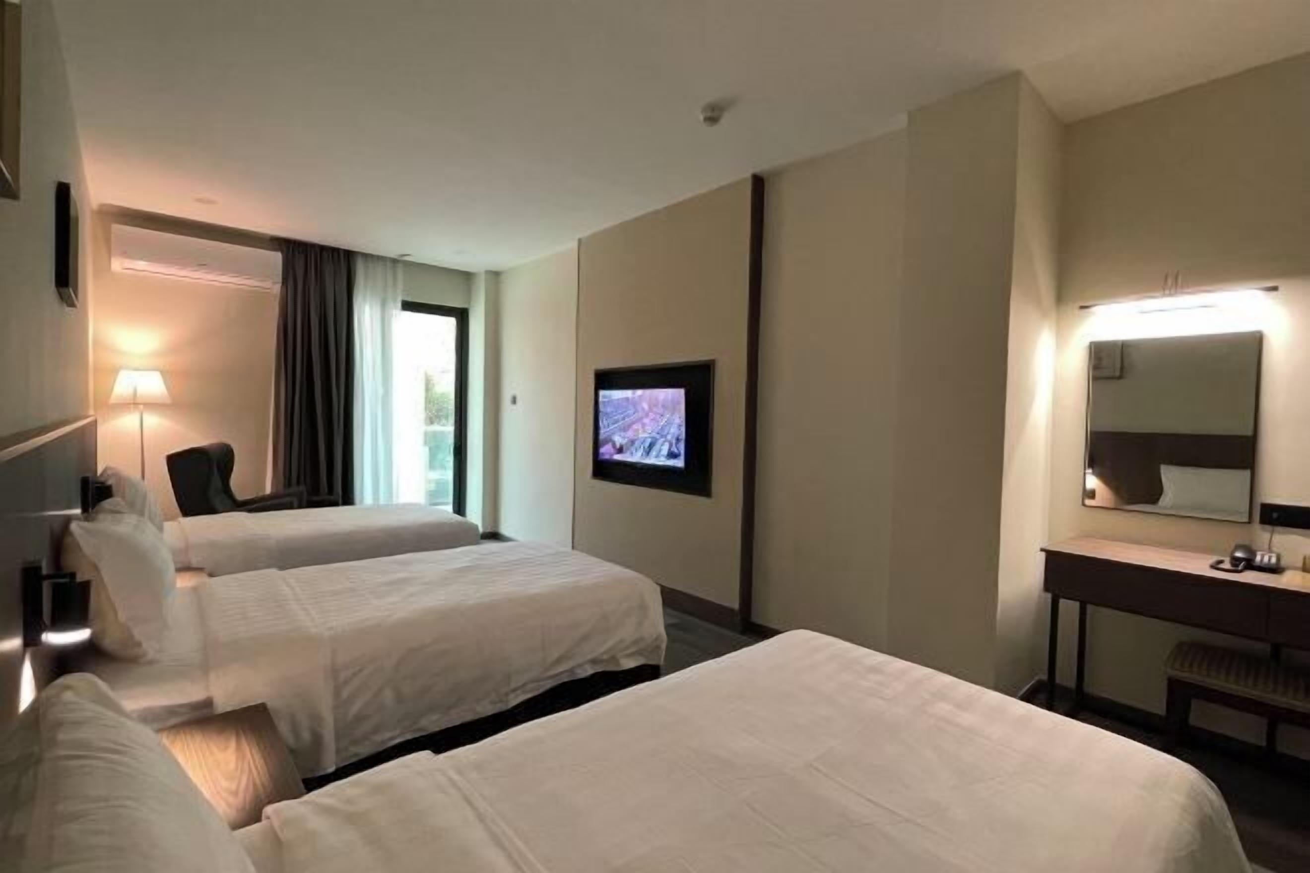 Una scrivania, postazione laptop, tende oscuranti, ferro/asse da stiro