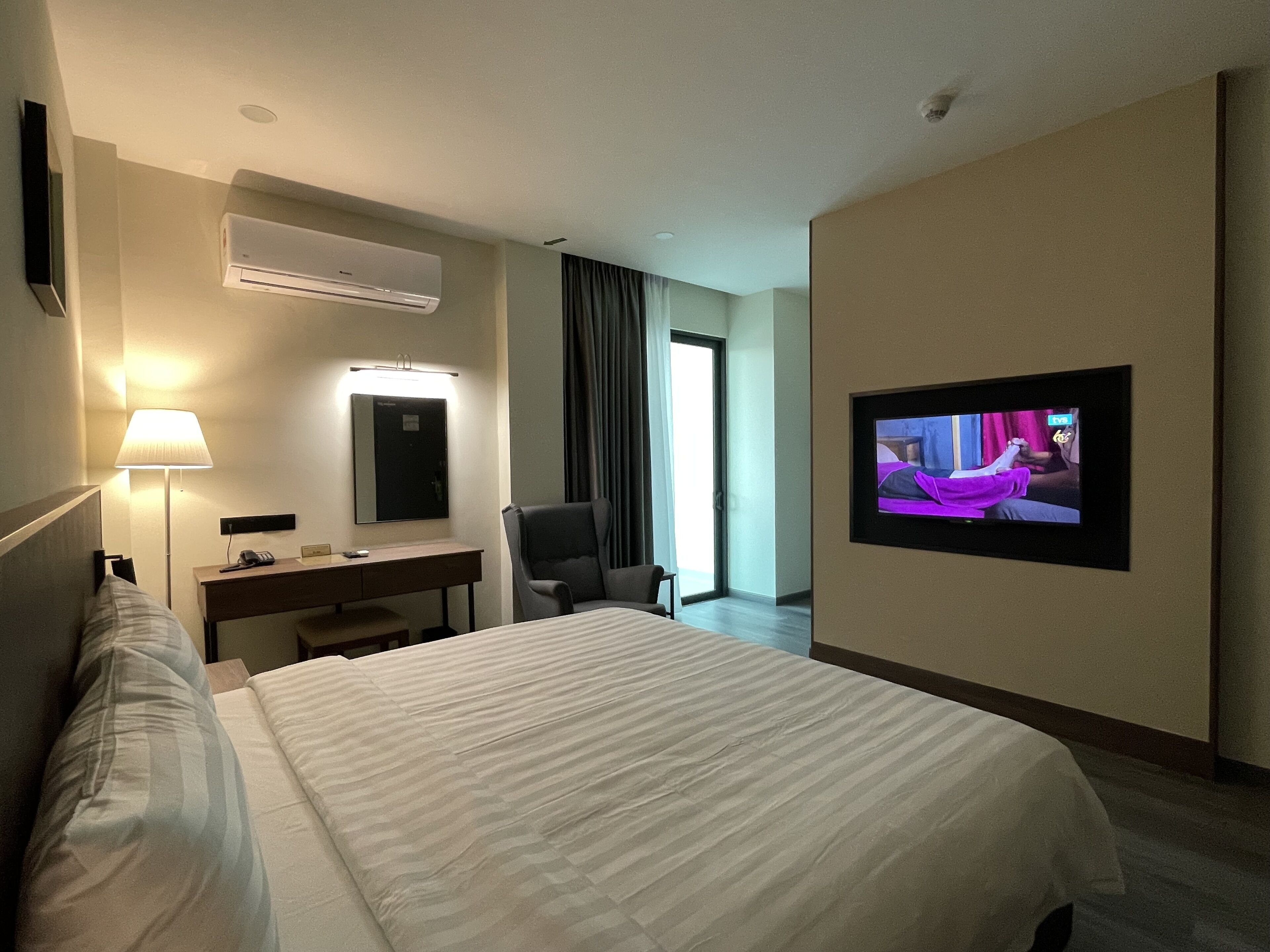 Doppia Deluxe | Una scrivania, postazione laptop, tende oscuranti, ferro/asse da stiro