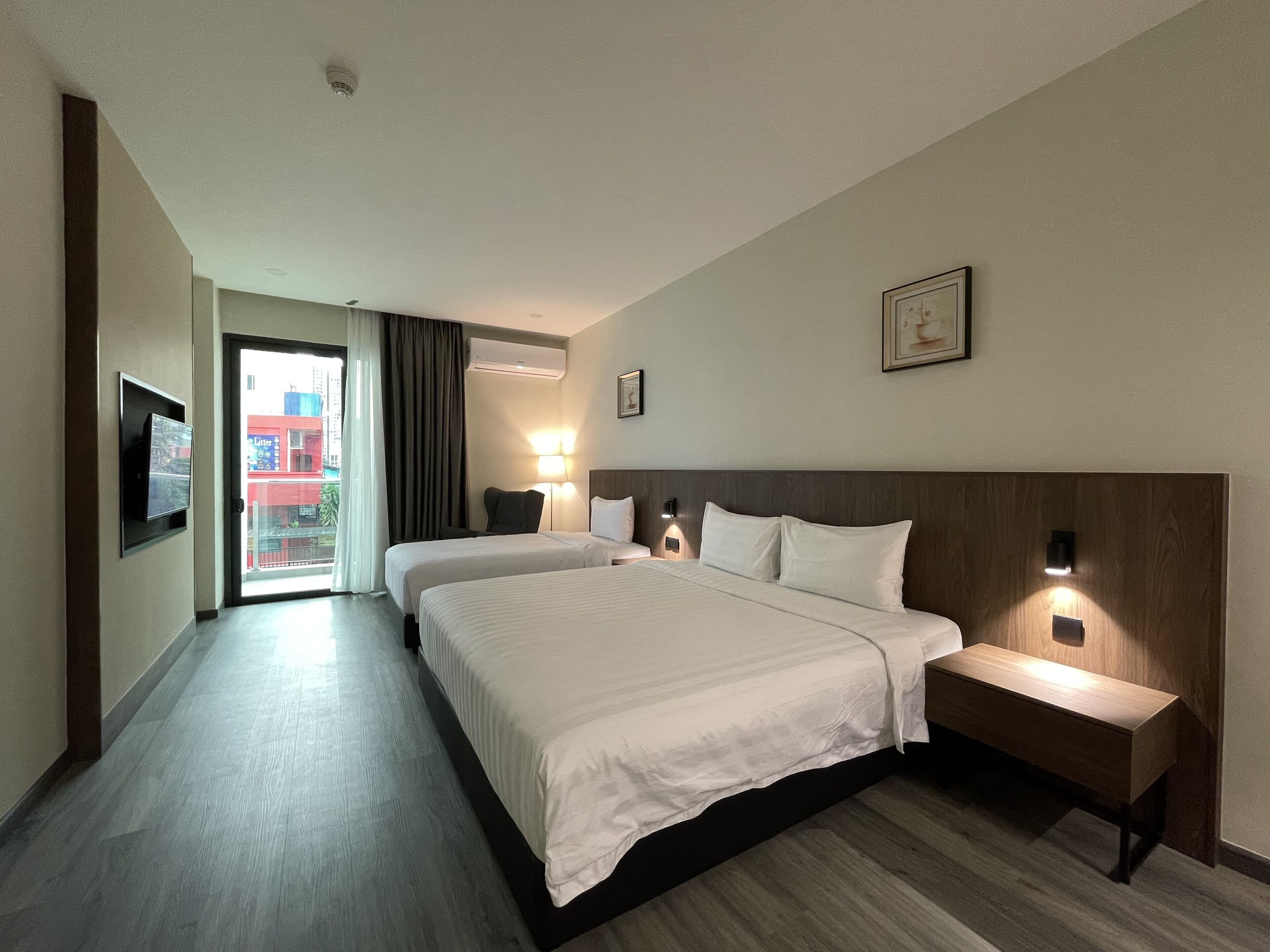 Tripla Signature | Una scrivania, postazione laptop, tende oscuranti, ferro/asse da stiro