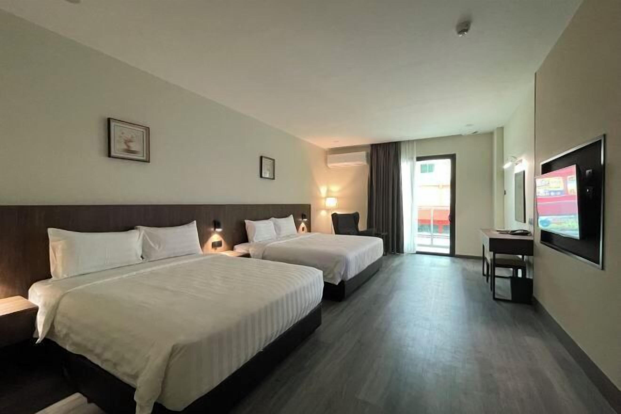 Una scrivania, postazione laptop, tende oscuranti, ferro/asse da stiro