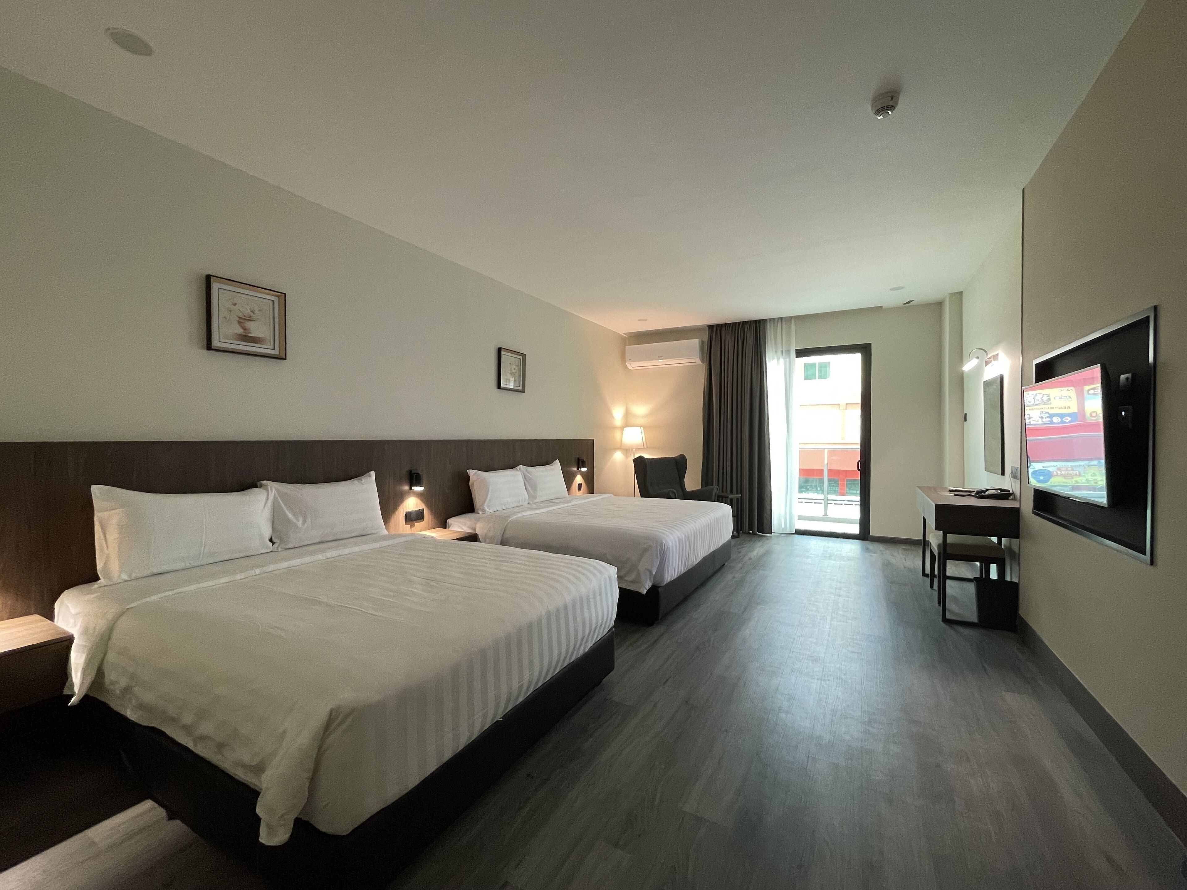 Quadrupla Superior | Una scrivania, postazione laptop, tende oscuranti, ferro/asse da stiro