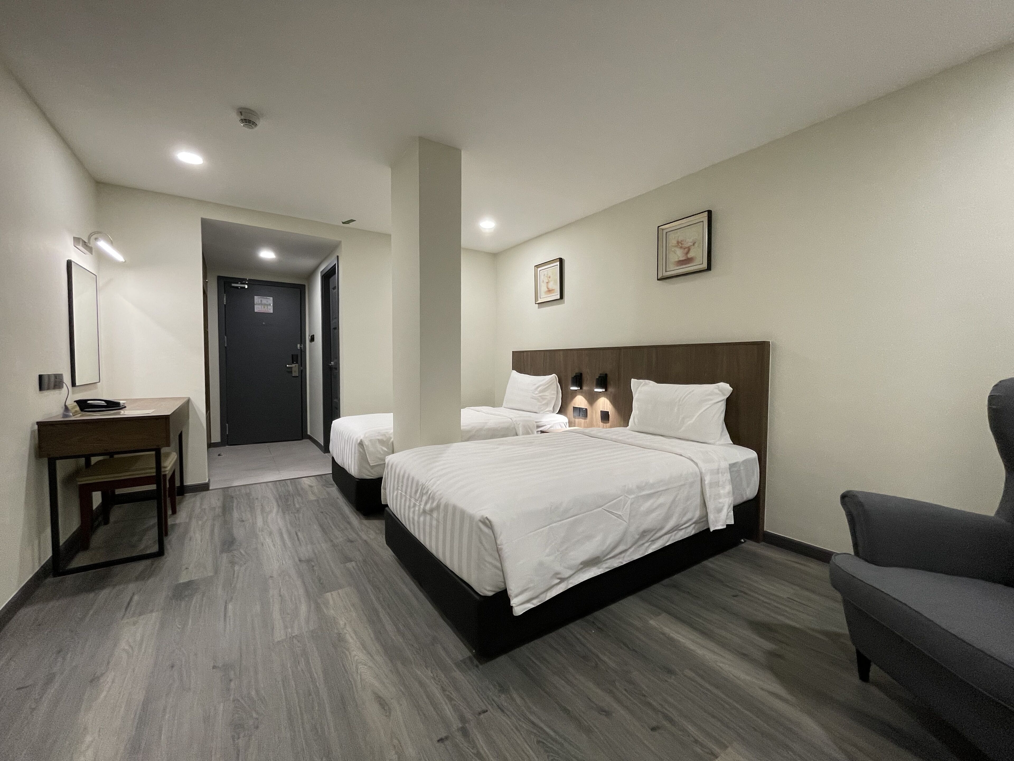 Escritorio, espacio para trabajar con laptop y cortinas blackout 