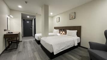 Escritorio, espacio para trabajar con laptop y cortinas blackout