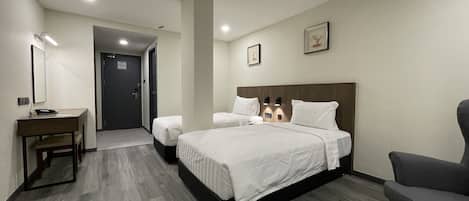 Escritorio, espacio para trabajar con laptop y cortinas blackout