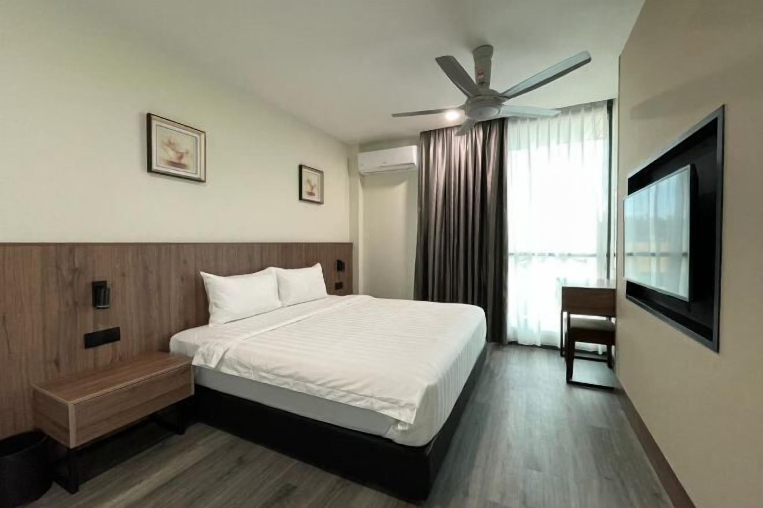 Una scrivania, postazione laptop, tende oscuranti, ferro/asse da stiro