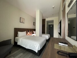 Standard Twin Room | Desk, laptop workspace, blackout drapes, soundproofing