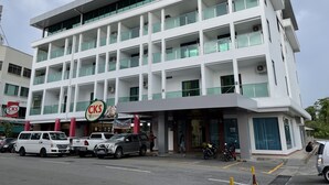 A multi-story hotel with a modern design, featuring balconies on each floor and a visible entrance. - HOTEL BUNDUSAN (Kota Kinabalu)