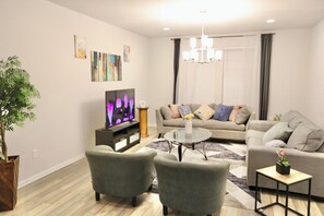 Téléviseur connecté, livres, écran d’ordinateur