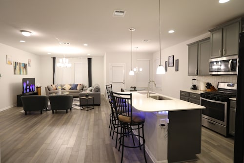 Family and group friendly large, spacious modern home in Leander