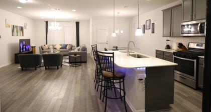 Family and group friendly large, spacious modern home in Leander