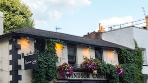 Un edificio con un letrero que dice 'Windsor Castle'.