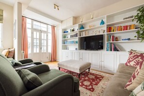 Una Smart TV, libros