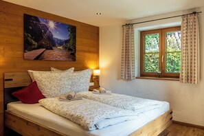 1 bedroom, bed sheets