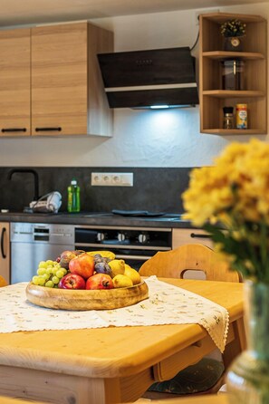 Fridge, oven, stovetop, dishwasher