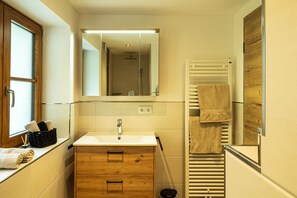 Dusche, Haartrockner, Handtücher