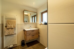Dusche, Haartrockner, Handtücher