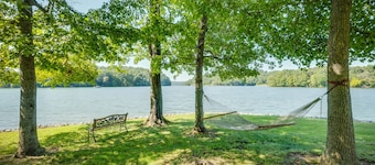 Gordon's Grandview Lakehouse beautiful year round in every season. 