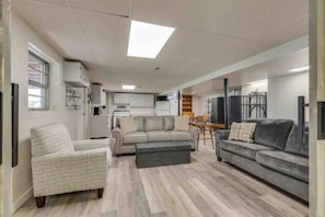 Smart TV, fireplace, books - Gordon's Grandview Lakehouse beautiful year round in every season.  (Ten Mile)