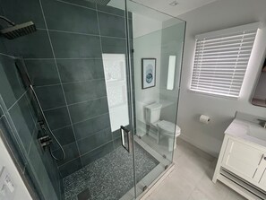 Douche, séchoir à cheveux, serviettes fournies, savon