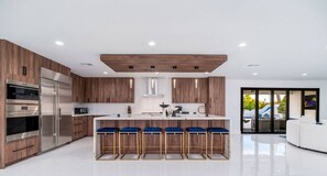 冷蔵庫、電子レンジ、オーブン、コンロ