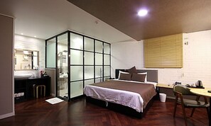 A modern bedroom with a large bed, a desk, and a walk-in closet. - HOTEL 385 (Changwon)