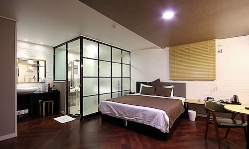 HOTEL 385