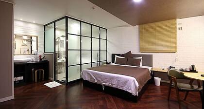 HOTEL 385
