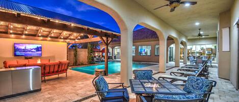 Utomhuspool och uppvärmd pool