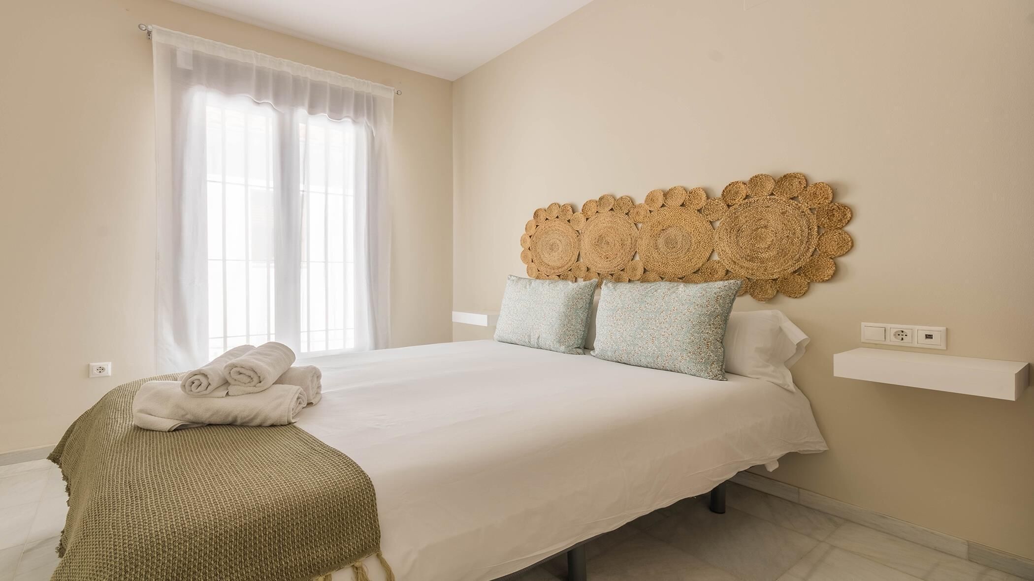 2 bedrooms, iron/ironing board, internet, bed sheets