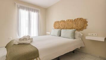 2 bedrooms, iron/ironing board, internet, bed sheets