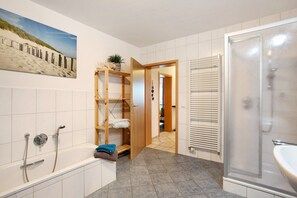 Baignoire, sèche-cheveux, serviettes fournies
