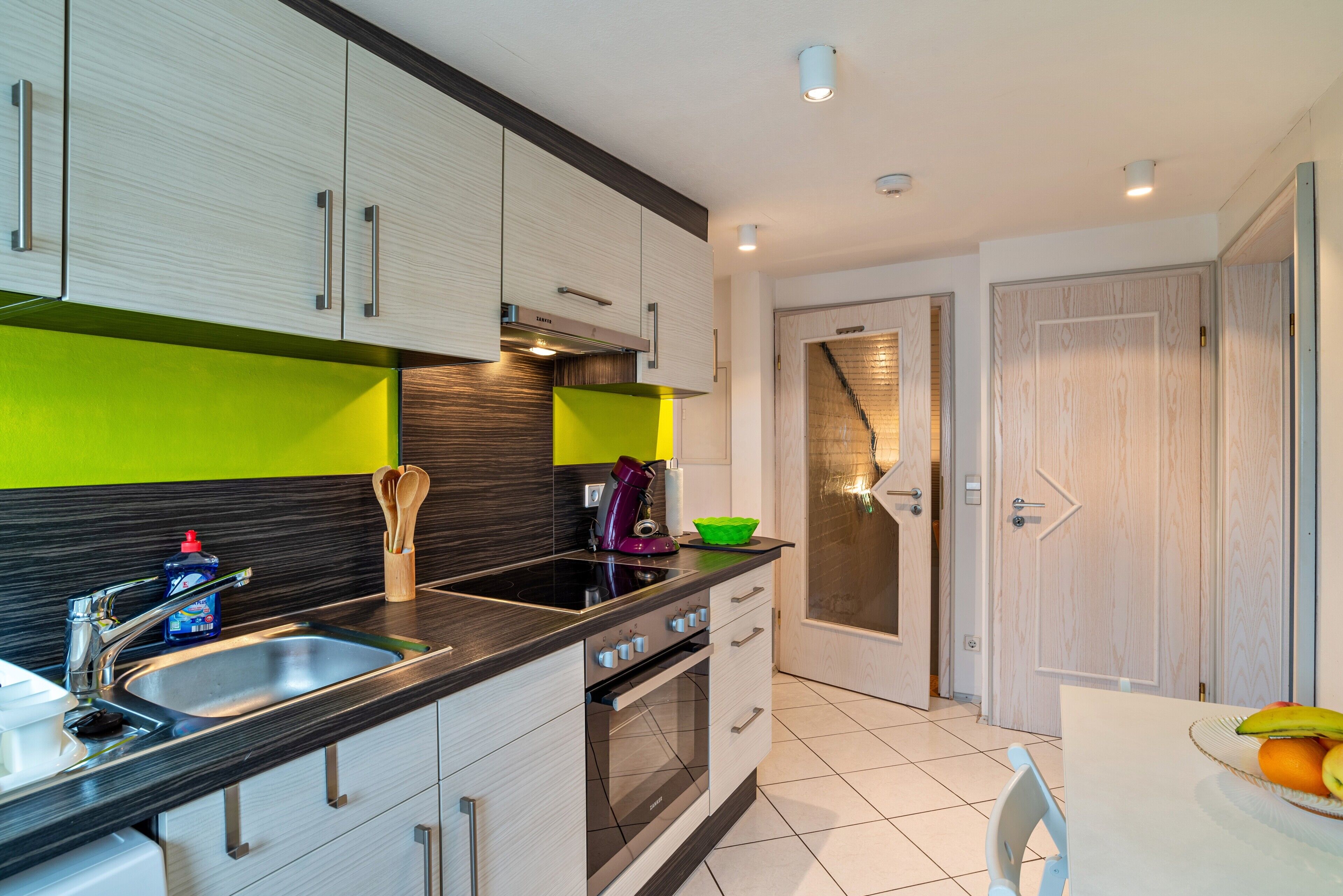 冷蔵庫、オーブン、コンロ、コーヒー / ティーメーカー