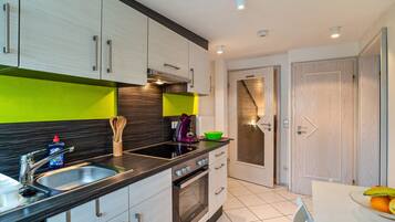 Fridge, oven, stovetop, coffee/tea maker